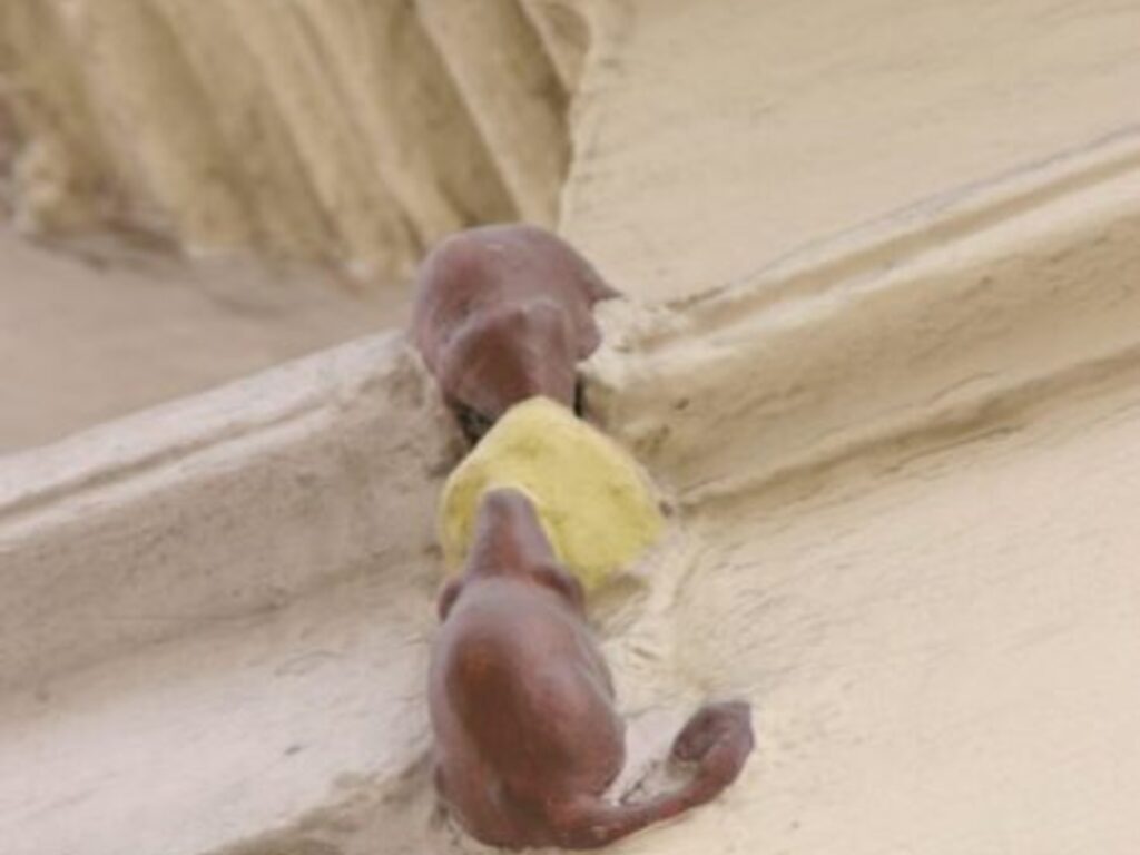 london facts: smallest statue of two mice eating cheese
